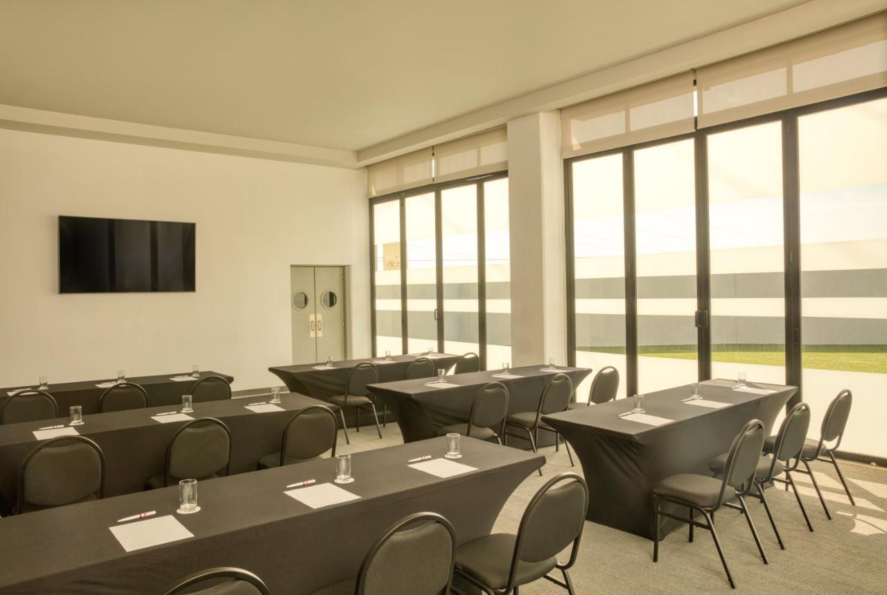 Fiesta Inn Guadalajara Aeropuerto Las Pintas Экстерьер фото